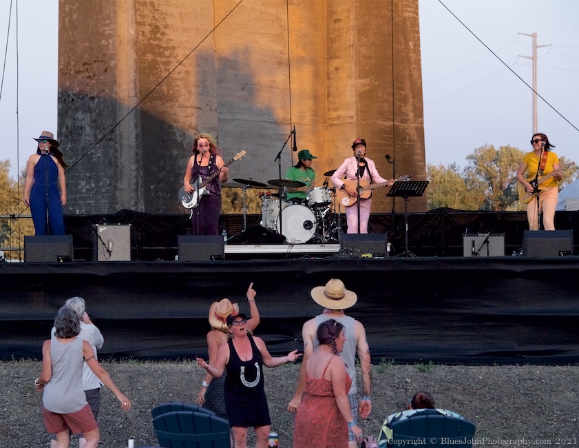Ashleigh Flynn & The Riveters, The Lot at Zidell Yards, photo by John Alcala