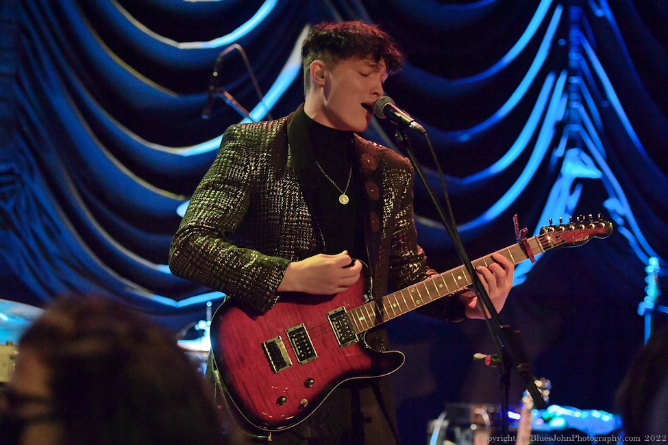 Animal Sun, Mission Theater, photo by John Alcala