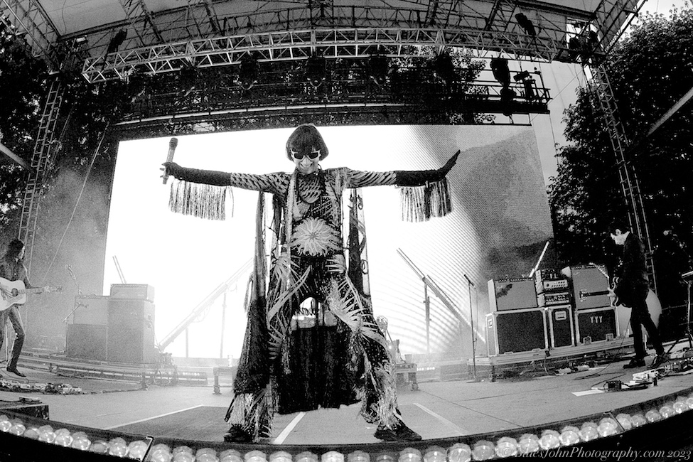 Yeah Yeah Yeahs, Edgefield Amphitheater, photo by John Alcala