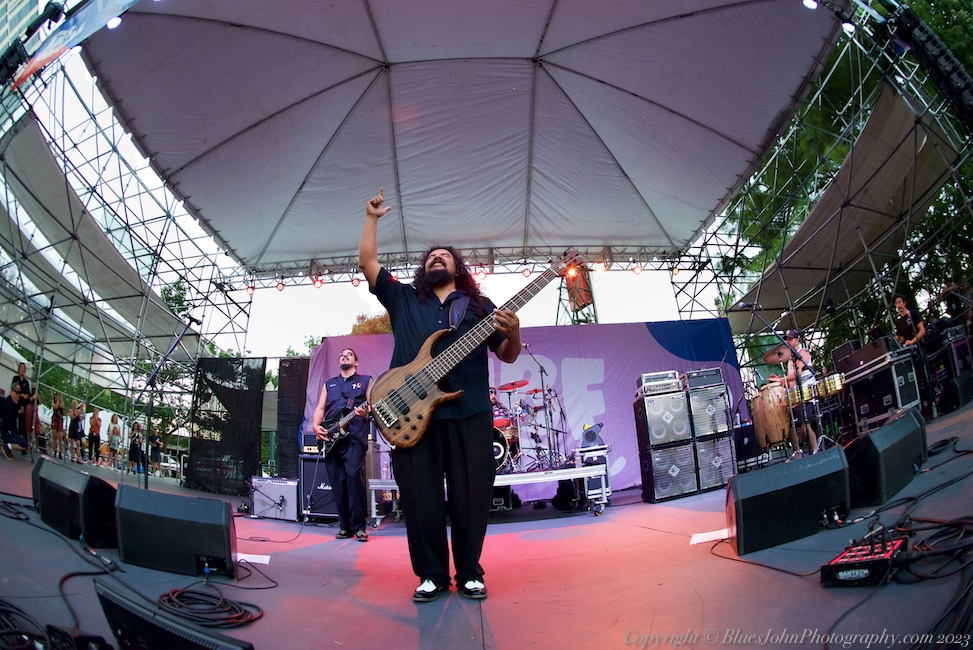 Los Lonely Boys, Tom McCall Waterfront Park, photo by John Alcala