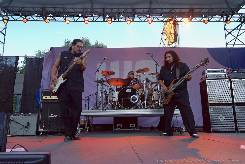 Los Lonely Boys, Tom McCall Waterfront Park, photo by John Alcala