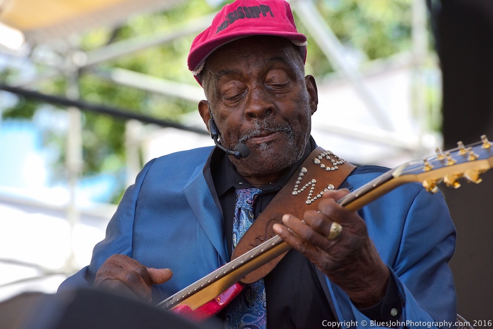 Waterfront Blues Festival, Tom McCall Waterfront Park, photo by John Alcala