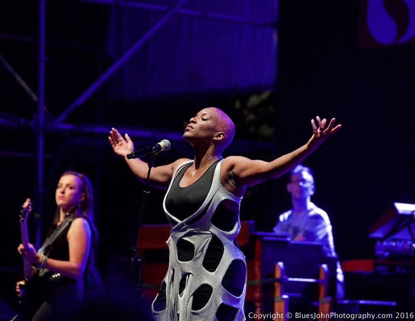 Liv Warfield, Waterfront Blues Festival, Tom McCall Waterfront Park, photo by John Alcala