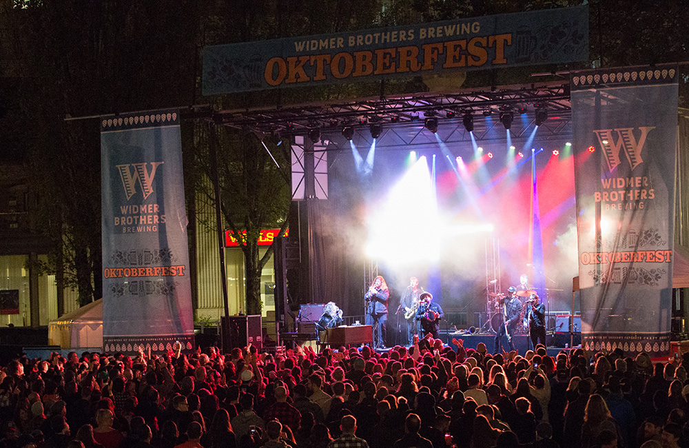 Nathaniel Rateliff, Pioneer Courthouse Square, 94.7 FM, photo by Joe Duquette