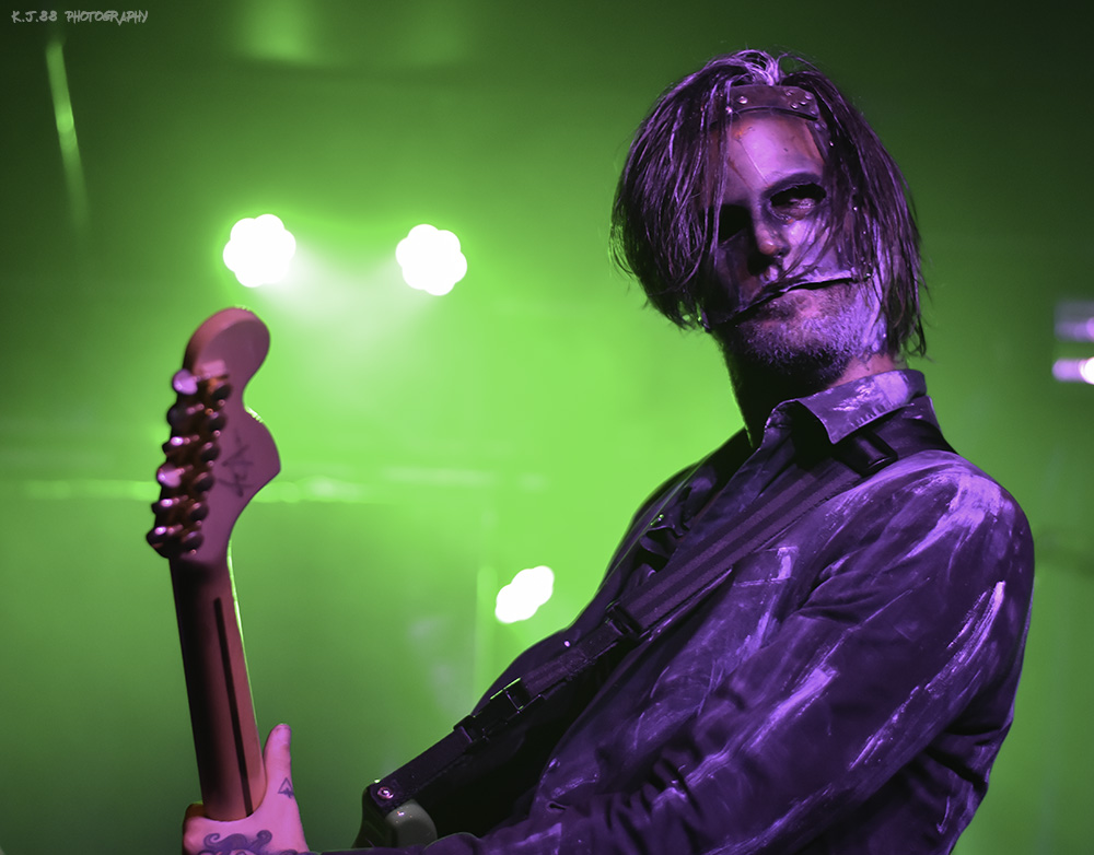 Kissing Candice, Dante's, photo by Kevin Pettigrew