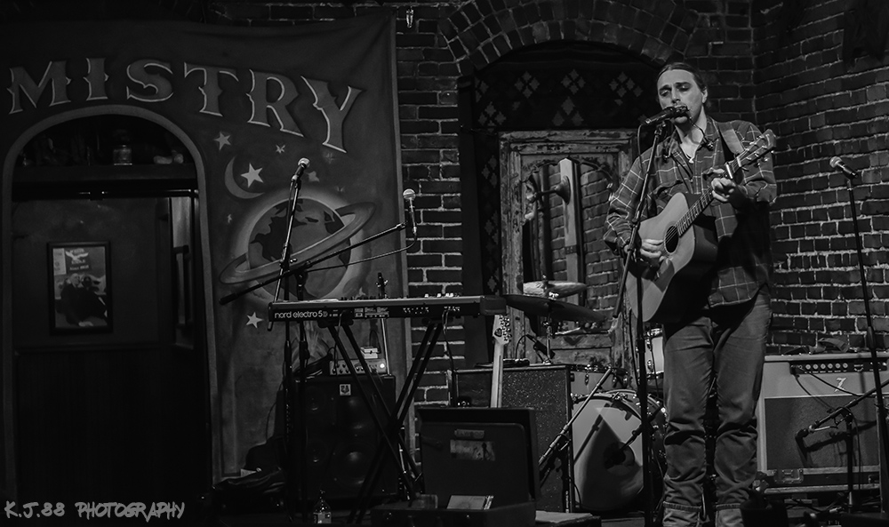 Elwood, White Eagle Saloon, photo by Kevin Pettigrew