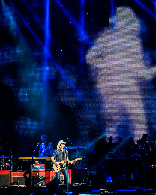 Brad Paisley, Sunlight Supply Amphitheater, photo by Miguel Padilla