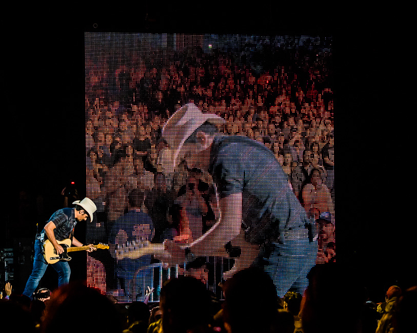 Brad Paisley, Sunlight Supply Amphitheater, photo by Miguel Padilla