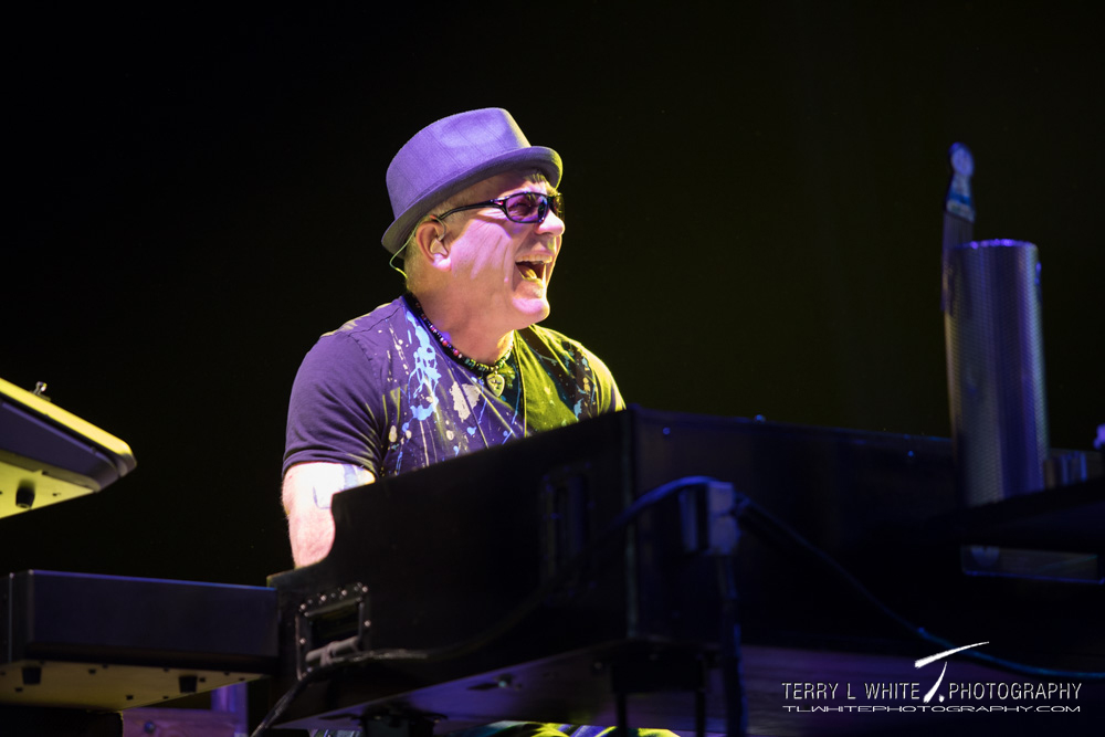 Santana, Sunlight Supply Amphitheater, photo by Terry White