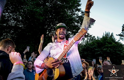 Michael Franti, Edgefield Amphitheater, photo by Anthony Pidgeon