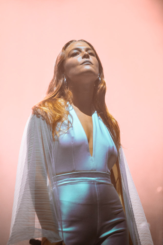 Maggie Rogers, Keller Auditorium, photo by Ignacio Quintana