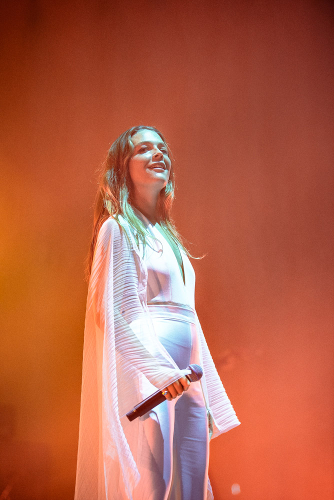 Maggie Rogers, Keller Auditorium, photo by Ignacio Quintana