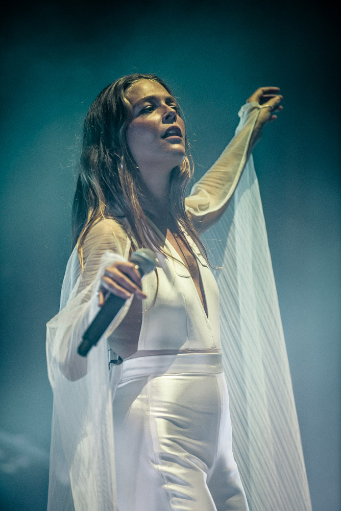 Maggie Rogers, Keller Auditorium, photo by Ignacio Quintana