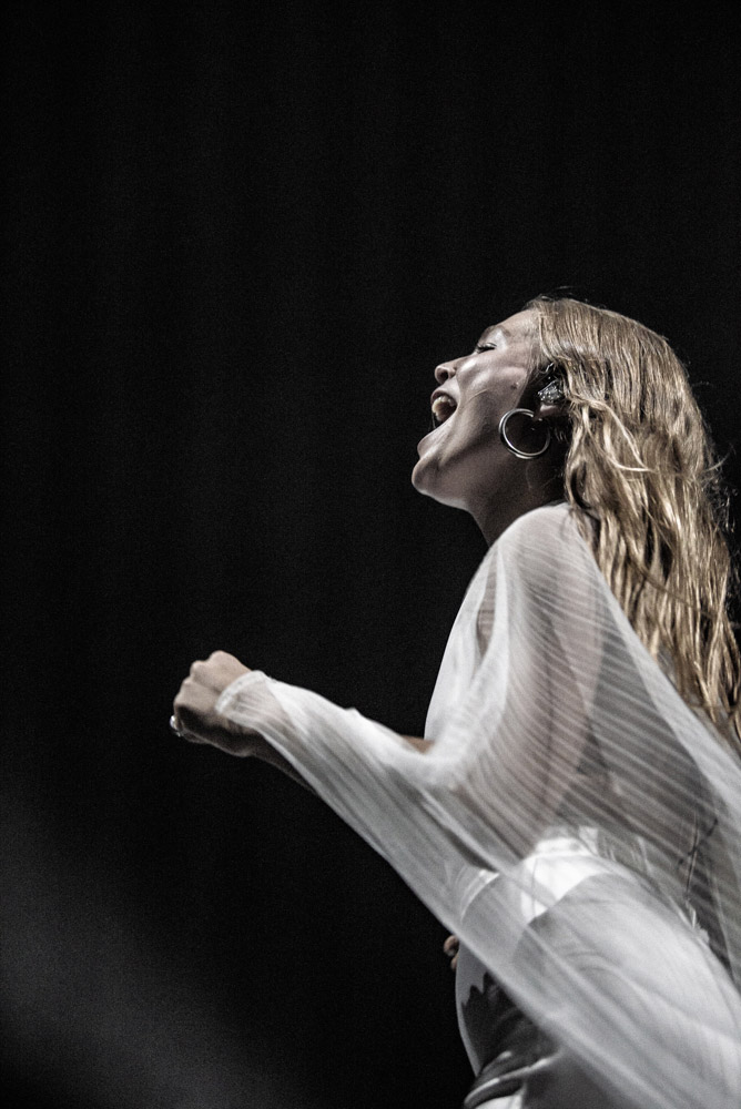 Maggie Rogers, Keller Auditorium, photo by Ignacio Quintana