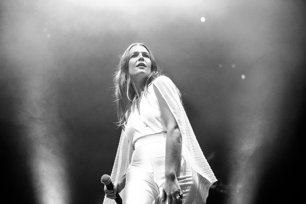 Maggie Rogers, Keller Auditorium, photo by Ignacio Quintana