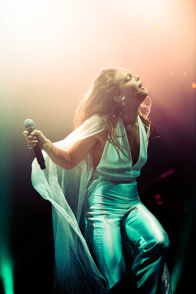 Maggie Rogers, Keller Auditorium, photo by Ignacio Quintana