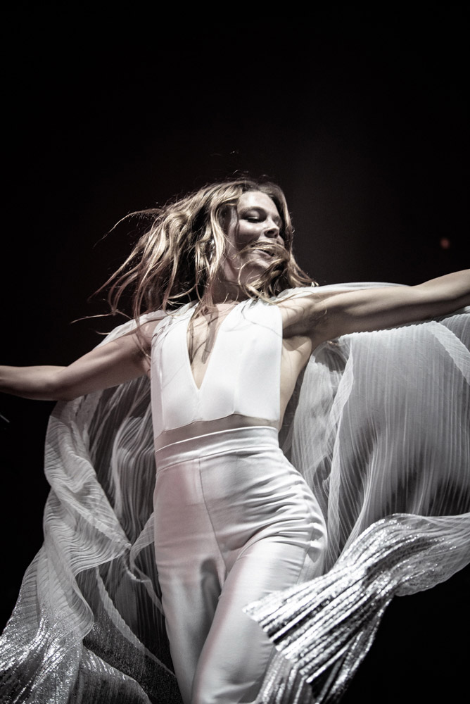 Maggie Rogers, Keller Auditorium, photo by Ignacio Quintana