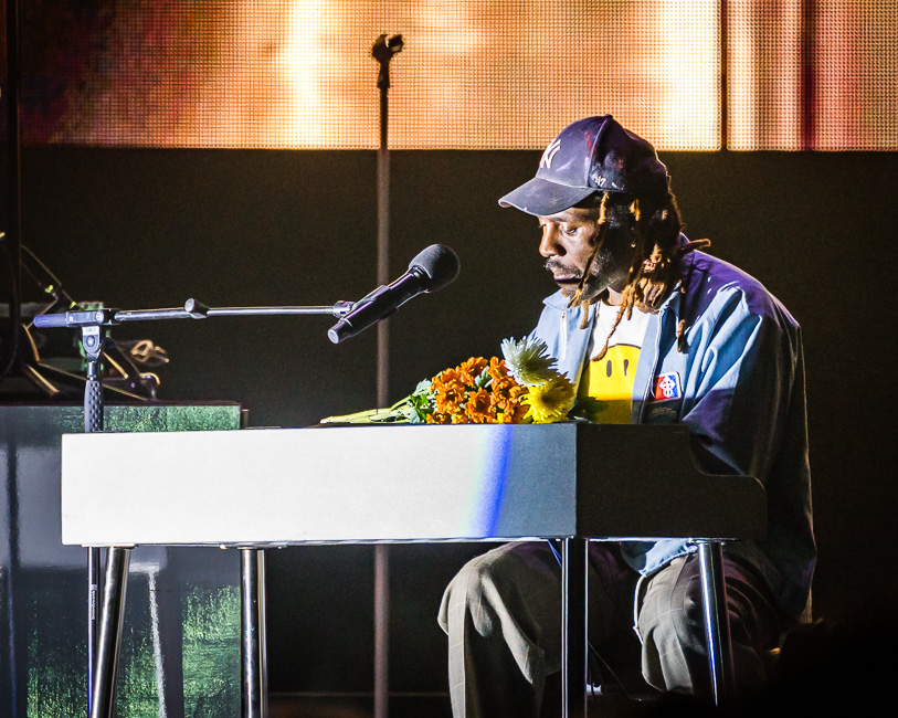 Blood Orange, Veterans Memorial Coliseum, photo by Miguel Padilla