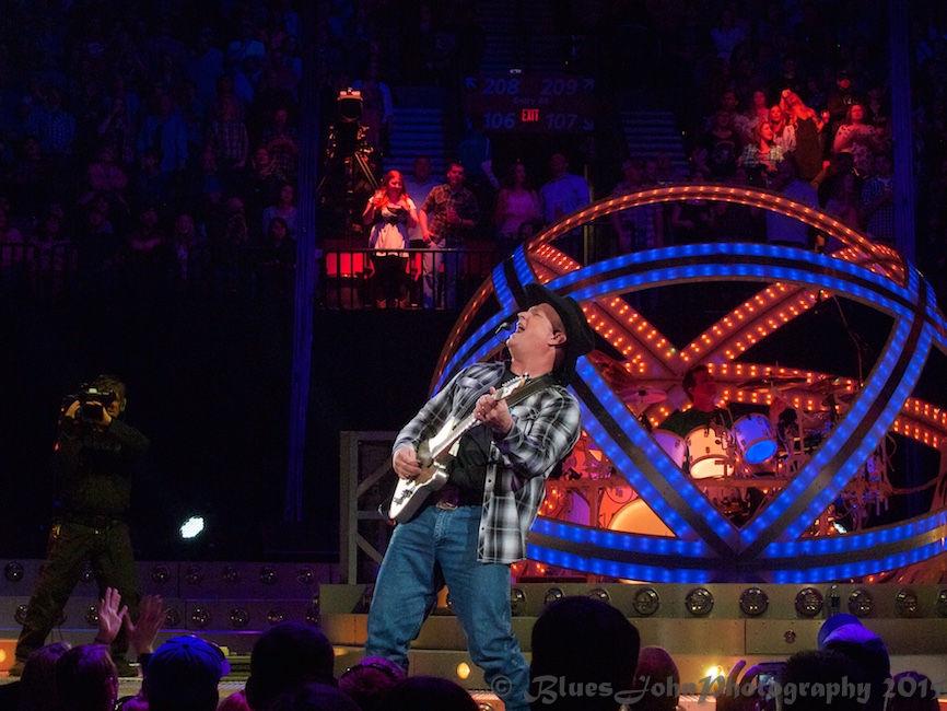 Garth Brooks, Moda Center, photo by John Alcala