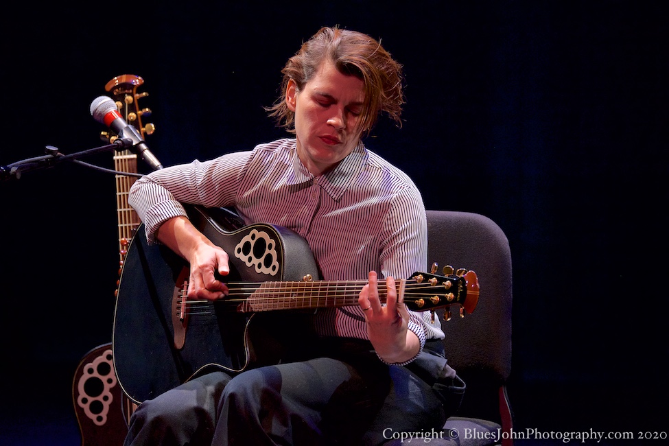 Kaki King, Winningstad Theatre, photo by John Alcala