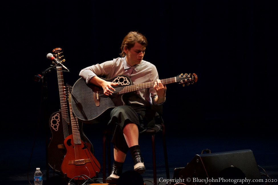 Kaki King, Winningstad Theatre, photo by John Alcala