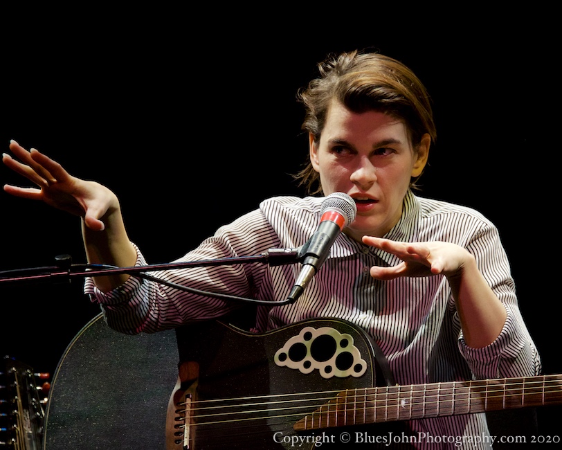 Kaki King, Winningstad Theatre, photo by John Alcala