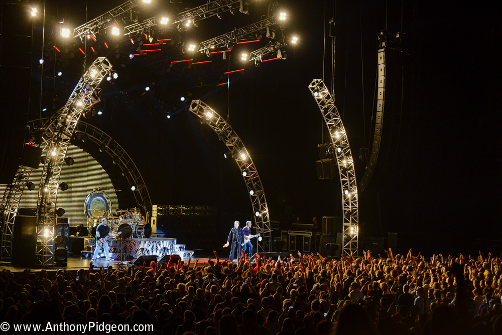 Van Halen, Sunlight Supply Amphitheater, photo by Anthony Pidgeon