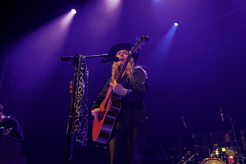 ZZ Ward, Revolution Hall, photo by John Alcala