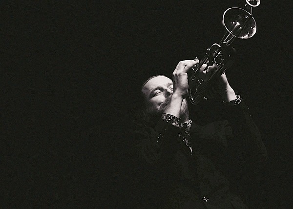 Lech Wierzynski of The California Honeydrops blows his horn: Photo by Andrew Kelly