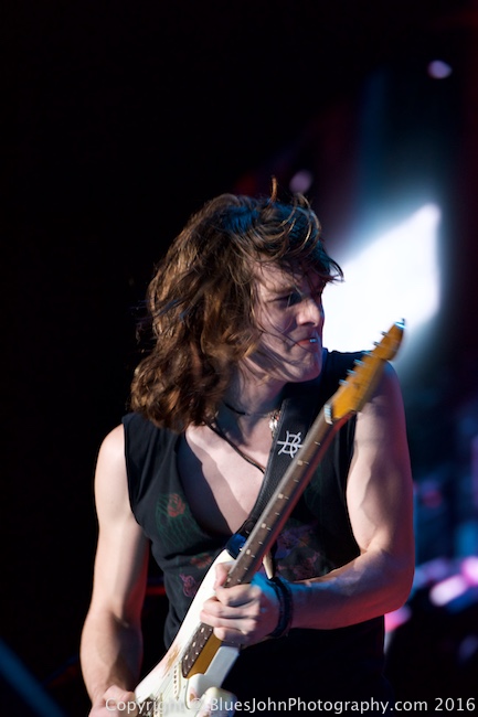 Tyler Bryant & the Shakedown, Tacoma Dome, photo by John Alcala
