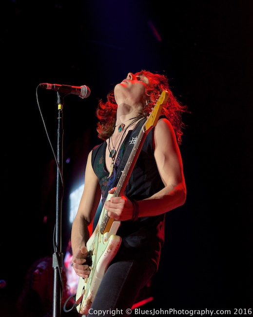 Tyler Bryant & the Shakedown, Tacoma Dome, photo by John Alcala