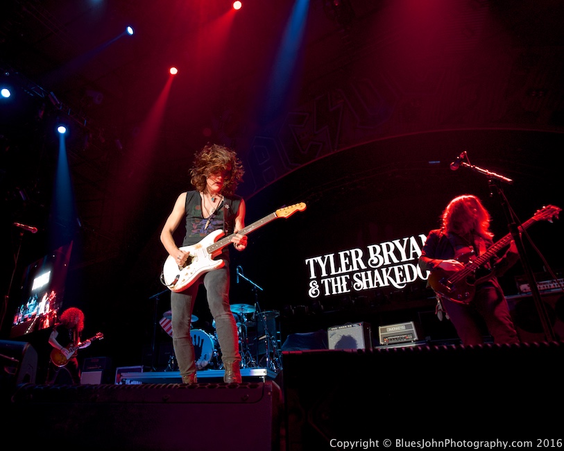 Tyler Bryant & the Shakedown, Tacoma Dome, photo by John Alcala