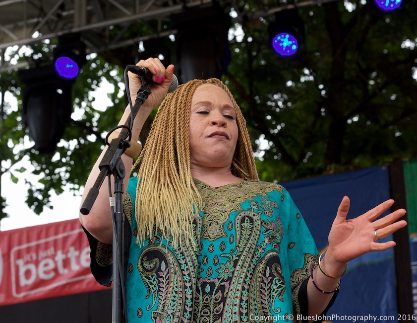 LaRhonda Steele, Waterfront Blues Festival, Tom McCall Waterfront Park, photo by John Alcala