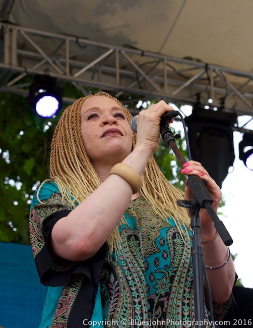 LaRhonda Steele, Waterfront Blues Festival, Tom McCall Waterfront Park, photo by John Alcala