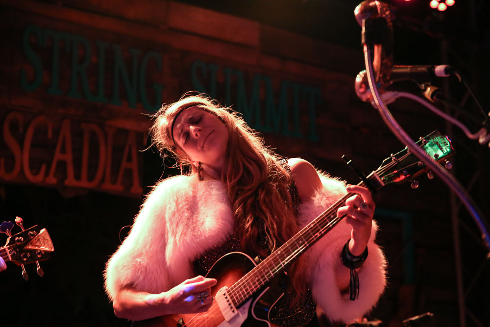 Shook Twins, Northwest String Summit, Horning's Hideout, photo by Jessie McCall