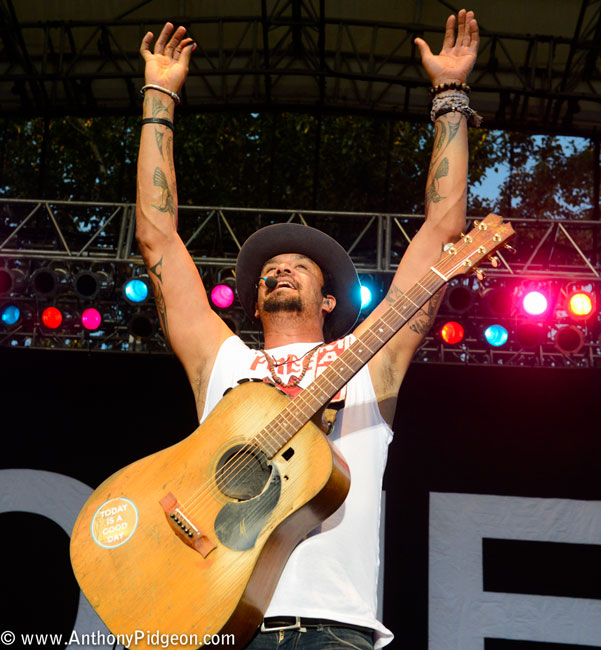 Michael Franti, Edgefield Amphitheater, photo by Anthony Pidgeon
