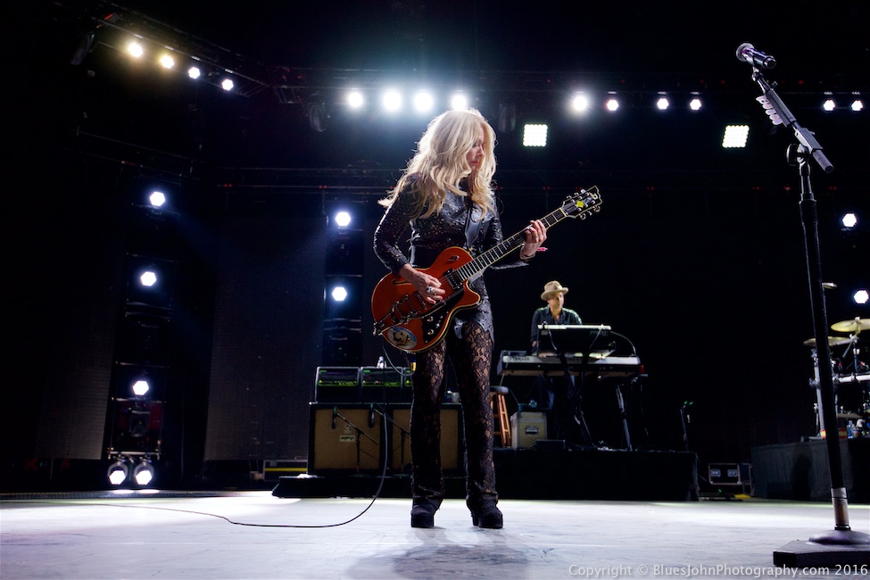 Heart, Sunlight Supply Amphitheater, photo by John Alcala
