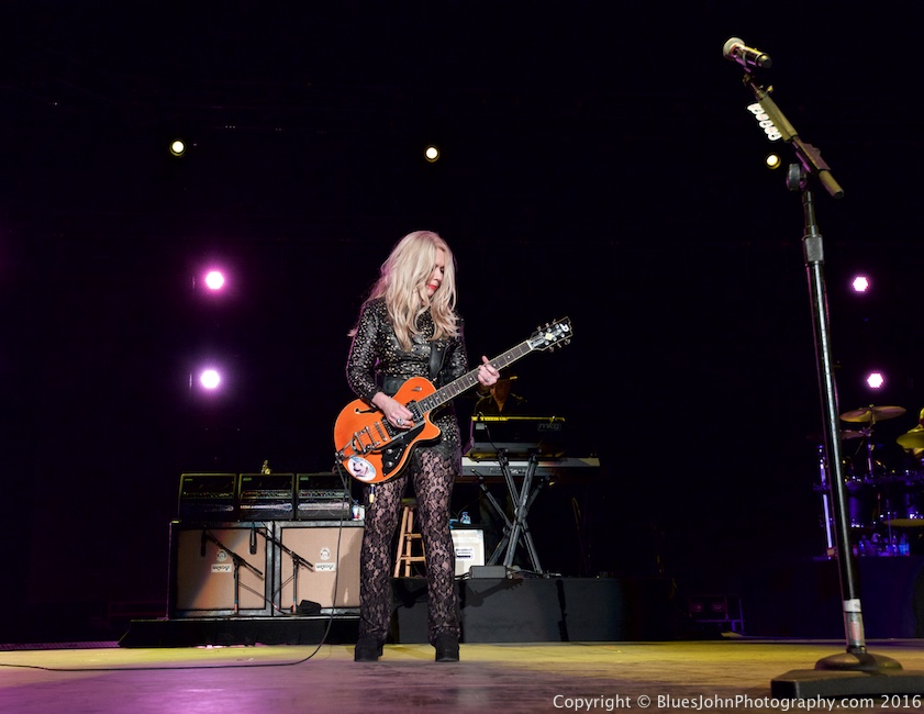 Heart, Sunlight Supply Amphitheater, photo by John Alcala