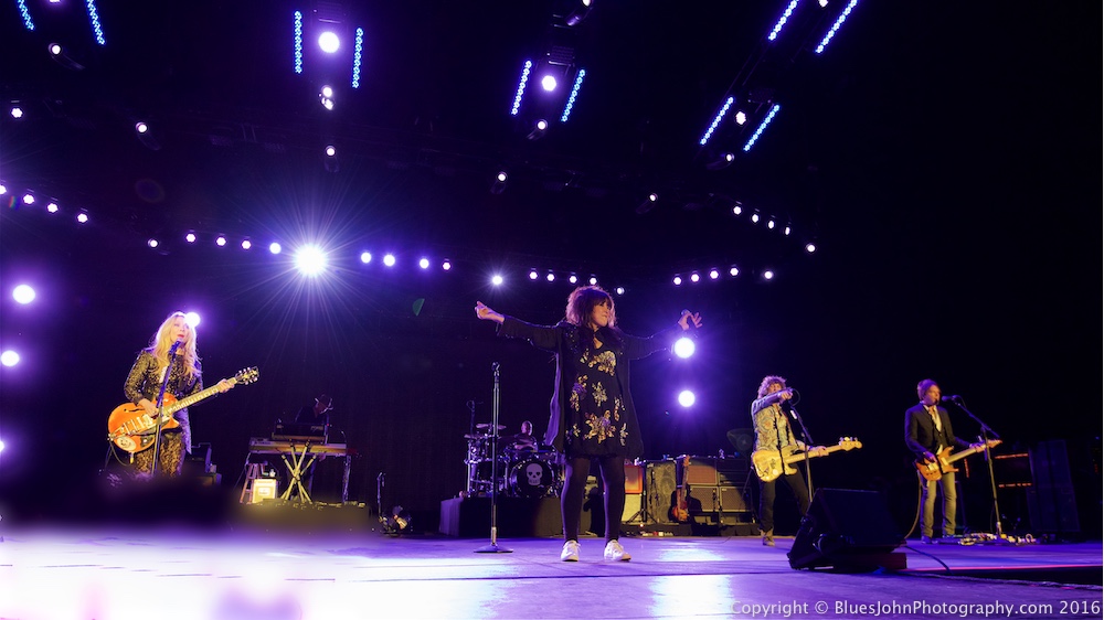 Heart, Sunlight Supply Amphitheater, photo by John Alcala