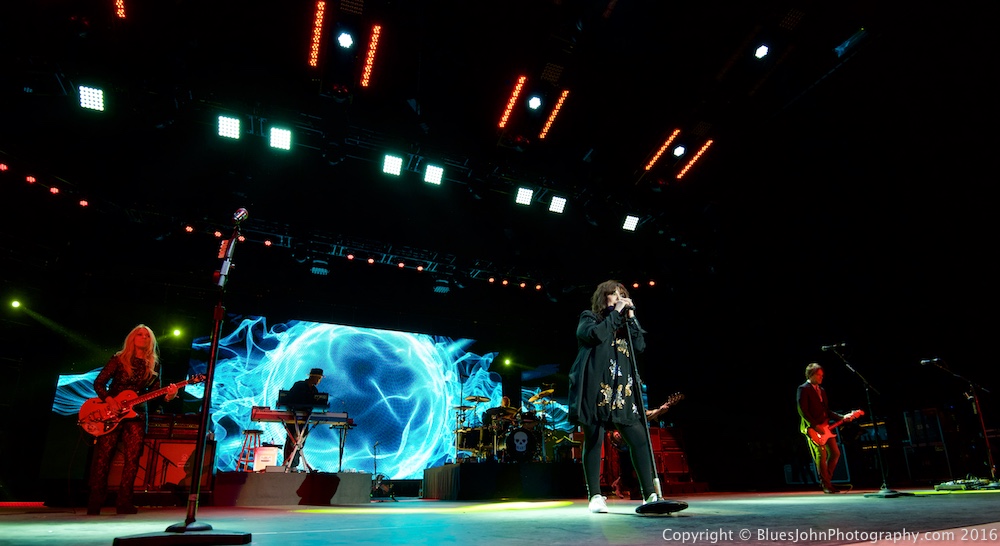 Heart, Sunlight Supply Amphitheater, photo by John Alcala