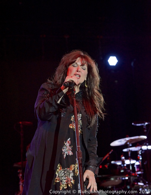 Heart, Sunlight Supply Amphitheater, photo by John Alcala