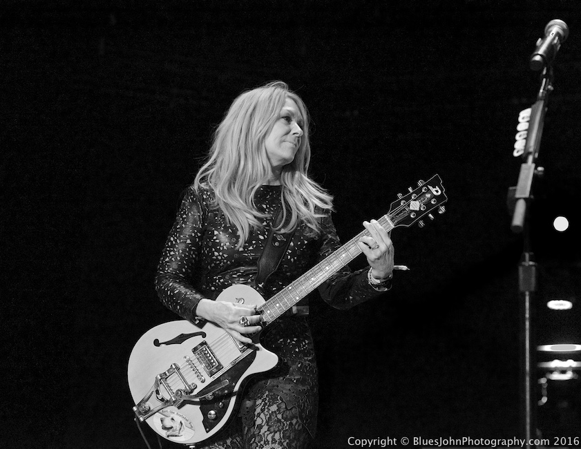 Heart, Sunlight Supply Amphitheater, photo by John Alcala