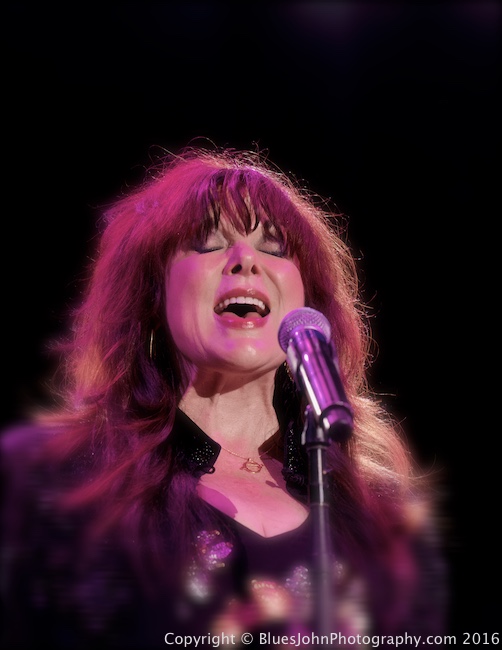 Heart, Sunlight Supply Amphitheater, photo by John Alcala