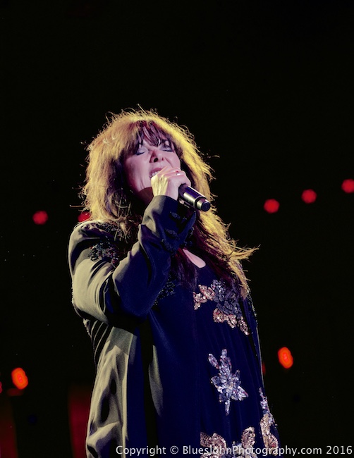 Heart, Sunlight Supply Amphitheater, photo by John Alcala