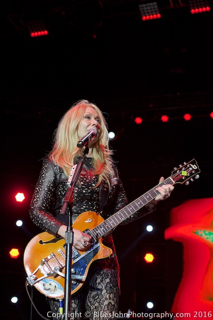 Heart, Sunlight Supply Amphitheater, photo by John Alcala