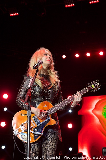 Heart, Sunlight Supply Amphitheater, photo by John Alcala