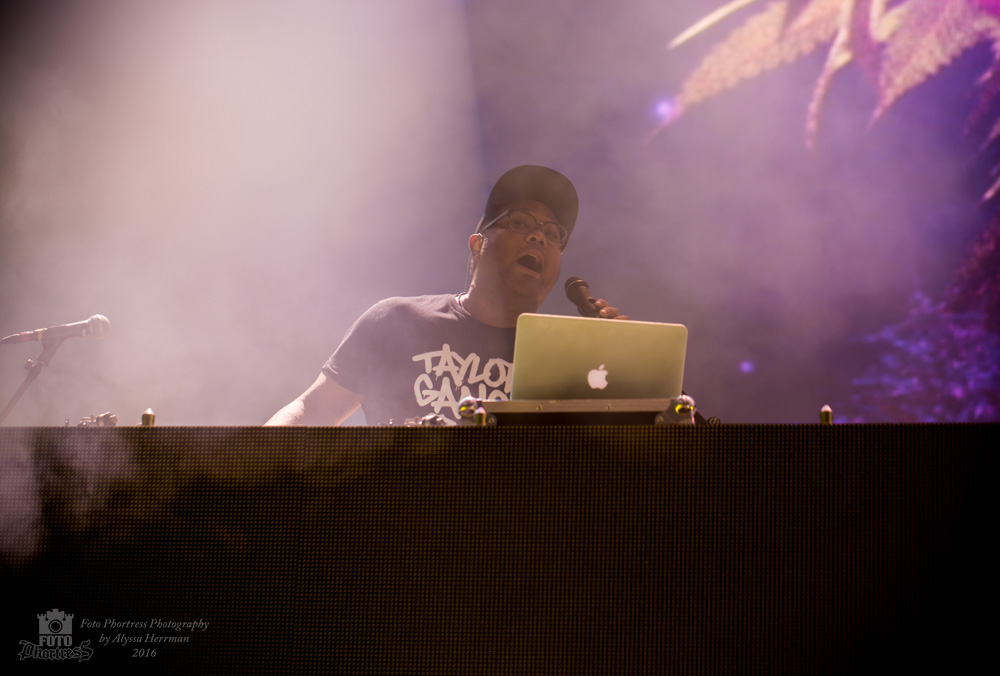 Wiz Khalifa, Sunlight Supply Amphitheater, photo by Alyssa Herrman