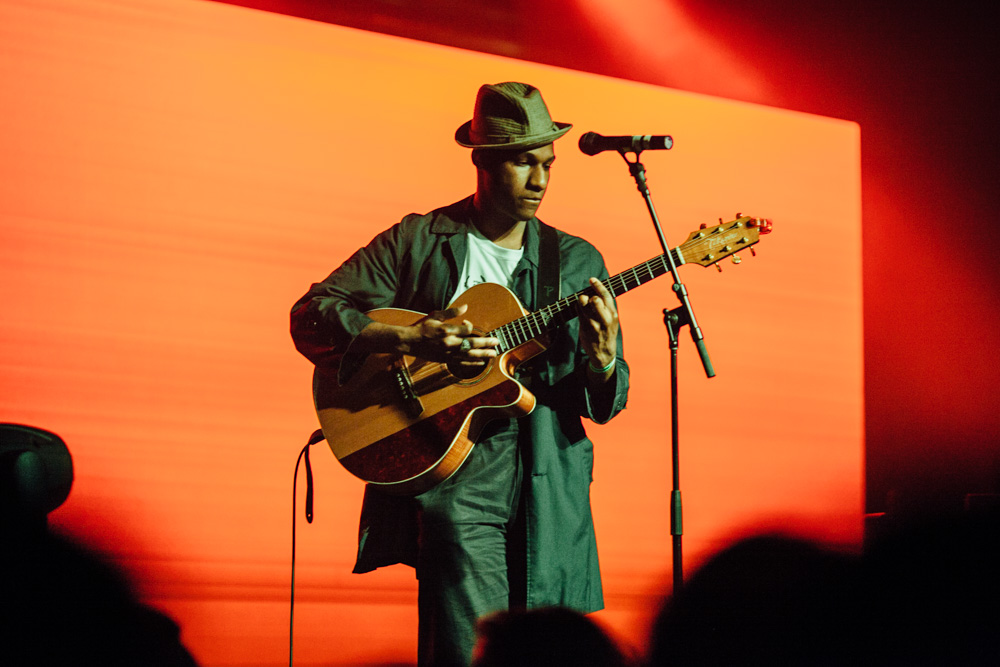 Leon Bridges, Roseland Theater, photo by Tojo Andrianarivo