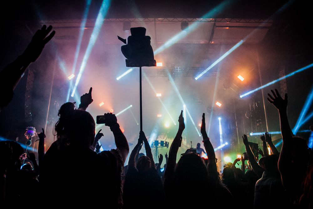 Sofi Tukker, What The Festival, photo by Tojo Andrianarivo