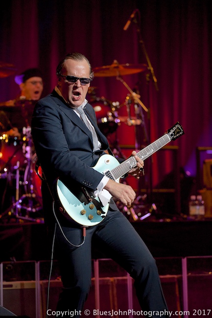 Joe Bonamassa, Arlene Schnitzer Concert Hall, Portland'5 Centers for the Arts, photo by John Alcala